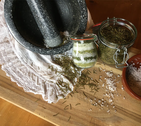 Kräuterprogramm 2026 - Wir verarbeiten den Weihnachtsbaum